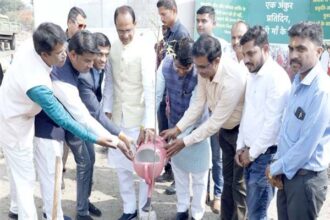 Tree Plantation: Chief Minister Shivraj Singh Chouhan planted Amla, Champa and Neem saplings in the garden at Shyamala Hills.