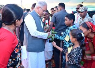 Chirayu Yojana: Chief Minister distributed materials to the beneficiaries benefited from various schemes, meritorious students received honorarium