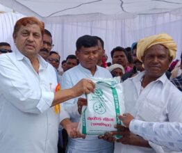 Kisan Mela: Forest Minister Mohammad Akbar participated in the district level Kisan Mela organized in Baiga dominated village Jhalmala of Vananchal