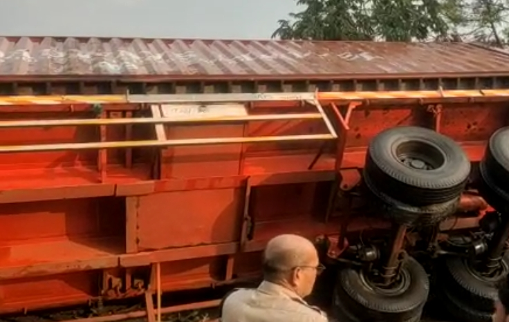 Accident In CG: Trailer overturned uncontrolled on NH 6, loading official material was being taken from Mumbai to Odisha