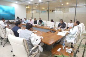 Cm In Review Meeting: The Chief Minister gave instructions to complete the necessary preparations for the procurement work.