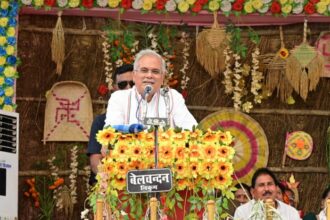 Unveiling Of The Statue: Chief Minister Bhupesh Baghel unveiled the statue of Late Pyarelal Belchandan