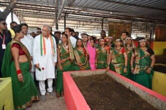 West Raipur: Chief Minister Bhupesh Baghel inspected Gothan in Hirapur Jarwai today under his meeting program