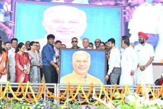 Abhaar Sammelan: Ajay Deshkar made a beautiful picture of the Chief Minister with cow dung paint