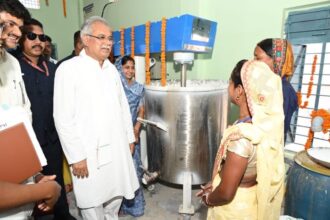 CM In Mungeli: After the ongoing activities in Ripa, the Chief Minister had a group discussion with the women of the group in the display and training room.