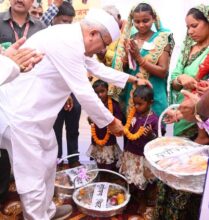 Bhent Mulakat: Chief Minister presented nutrition kit to twin sisters