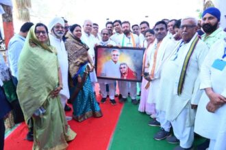 Swami Atmanand Excellent English Medium School : Falguni Sahu, class 11th student of Bathena Dhamtari, presented her sketch to the Chief Minister