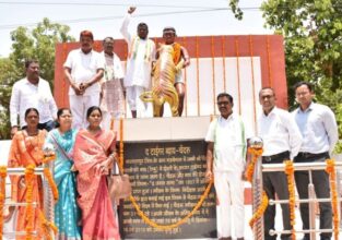 The Tiger Boy: Industries Minister Kawasi Lakhma unveiled the statue of Chendru Mandavi "The Tiger Boy"