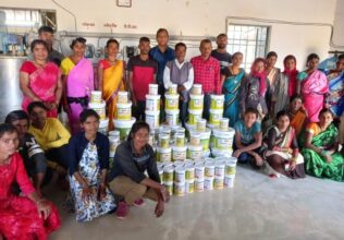 North Bastar Kanker: Women are becoming self-sufficient with cow dung paint