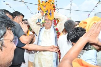 Idols Enthroned: After worshiping, the Chief Minister brought the idols on his head and brought them to the chariot.