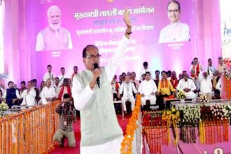 CM Ladli Behna Sammelan: In Chief Minister's Ladli Behna Sammelan, the Chief Minister interacted with the Ladli family... A huge Chief Minister's Ladli Behna Sammelan was held at Bamhori in Raisen.