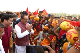 CM Laadli: Ladli sisters met Chief Minister Shivraj Chauhan at Katni's Banjari helipad