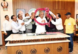 RAIPUR NEWS: School teacher Pradhan Pathak Sangh expressed gratitude to Chief Minister Baghel, honored with garland made of rose petals on DA HRA increase