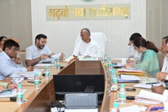 Review Meeting: Agriculture Minister Tamradhwaj Sahu gave necessary instructions to the officials in the review meeting