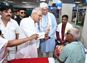 Eye Sight Test: When Chief Minister Bhupesh Baghel took the test to improve the eye-sight of the patients