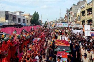 Crowd Gathered: People gathered in the road-show of Chief Minister Shivraj Chauhan in Pipliyamandi