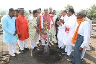 Tree Plantation: Kisan Morcha officials, business representatives and social workers along with Chief Minister Shivraj Chouhan planted saplings