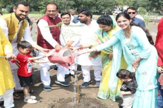 Tree Plantation: Chief Minister Shivraj Chauhan planted saplings of Peepal, Gulmohar and Samia Cassia.