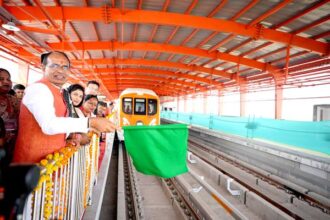 Metro Trial Run: Chief Minister Shivraj Chauhan gave green signal to Metro Rail by offering prayers...Metro Rail will bring a new revolution of transportation in Bhopal.