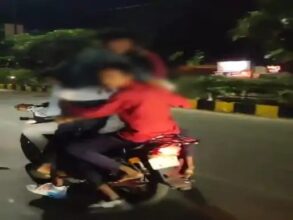 Police Action: Dangerous stunt on the roads of Raipur, 7 boys riding on a bike