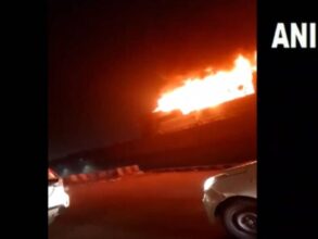 Expressway Fire Breaking: Sad news came early in the morning…! The bus burnt in smoke… 2 passengers died screaming… watch VIDEO of the accident