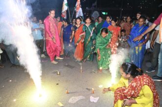 Vikas Upadhyay: Chief Minister's announcement on the day of Lakshmi Puja...Women expressed happiness by bursting crackers with MLA