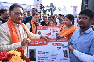 CG Beneficiaries: Chief Minister Vishnu Sai inaugurated Vikas Bharat Sankalp Yatra and distributed funds to the beneficiaries of PM Swanidhi Yojana, Pradhan Mantri Mudra Yojana, gave connections to the beneficiaries of Ujjwala Yojana.