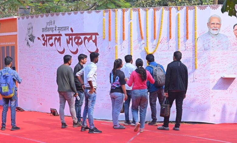 Photo Exhibition: Documentary related to Atal ji is attracting the youth, a large number of youth are gathering in Nalanda campus to see the exhibition.