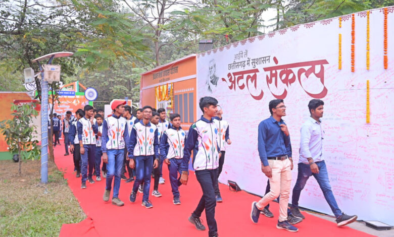 Exhibition organized on Atal ji: A group of residential school students saw the exhibition organized on Atal ji.