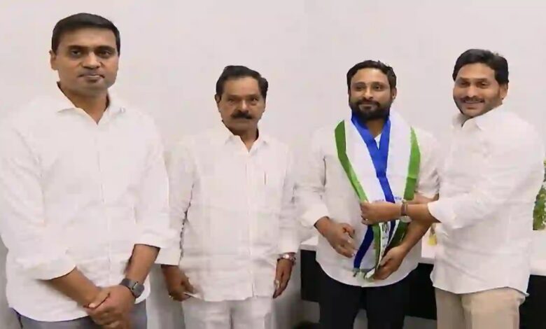 Membership of YSRCP: Ambati Rayudu entered politics from cricket pitch, took membership of YSRCP in the presence of CM Reddy