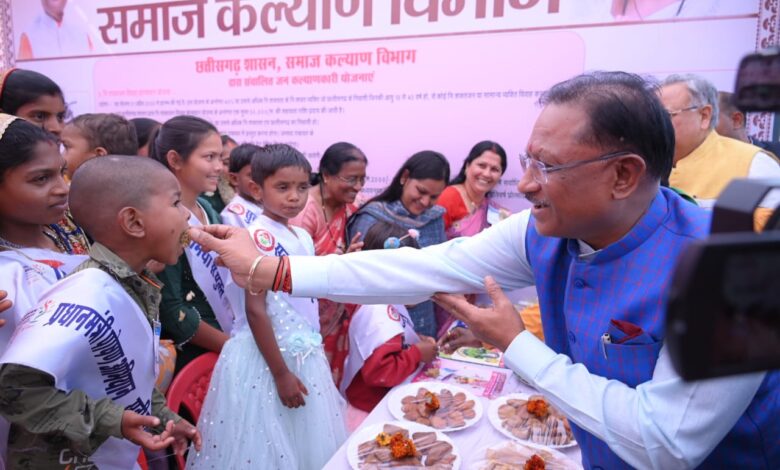 Ready to Eat Cakes: When Chief Minister Vishnudev Sai himself cut the cake made from a child and ready to eat cakes.